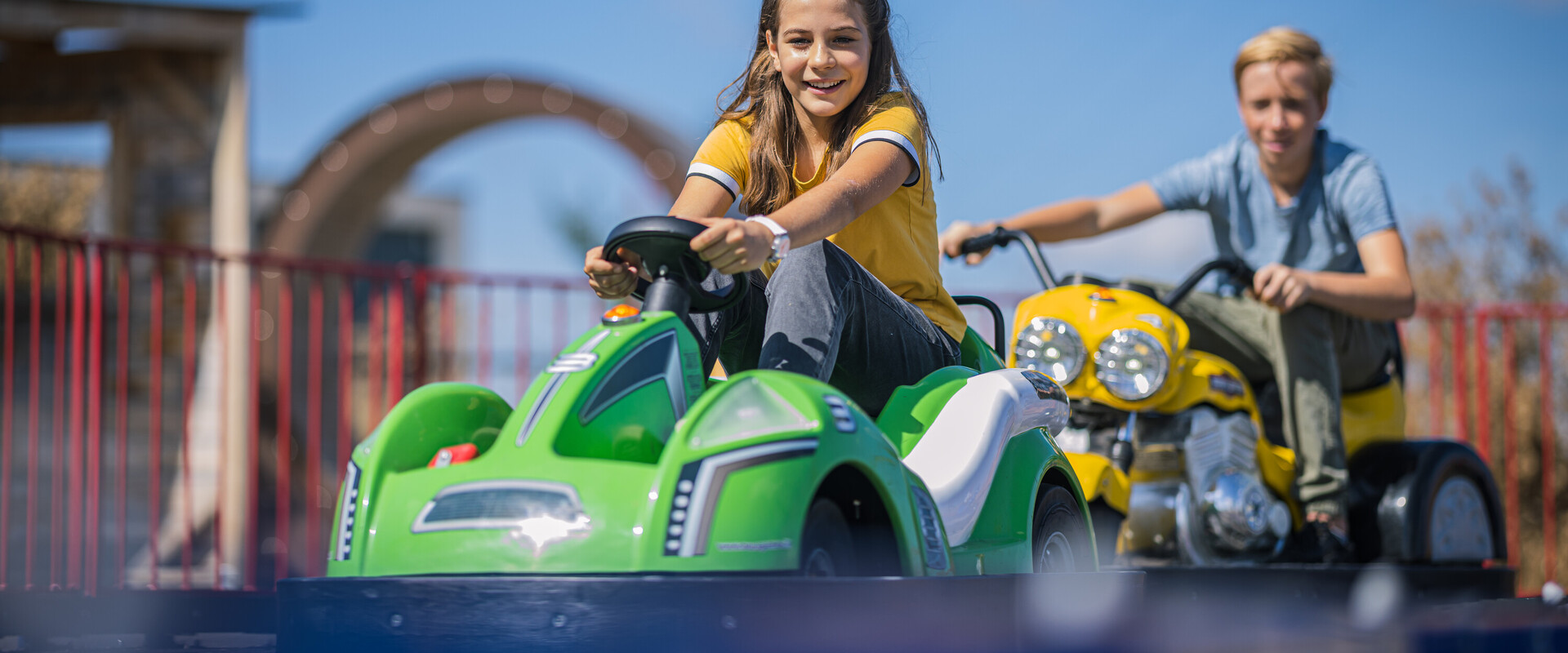 Kinder auf E-Kartbahn im Au&szlig;enbereich der KLIMA ARENA.